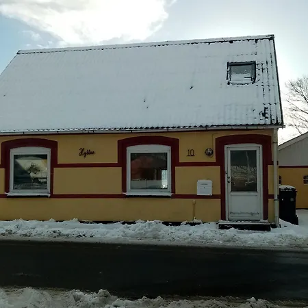 Hytten, Проживание в семье